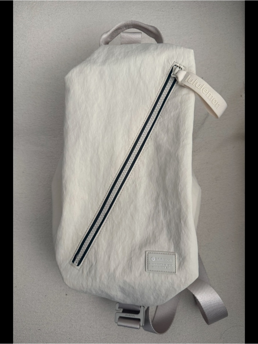 lululemon athletica Off-White Sling Fast Track Bag with Dark Trim 2.0 9L